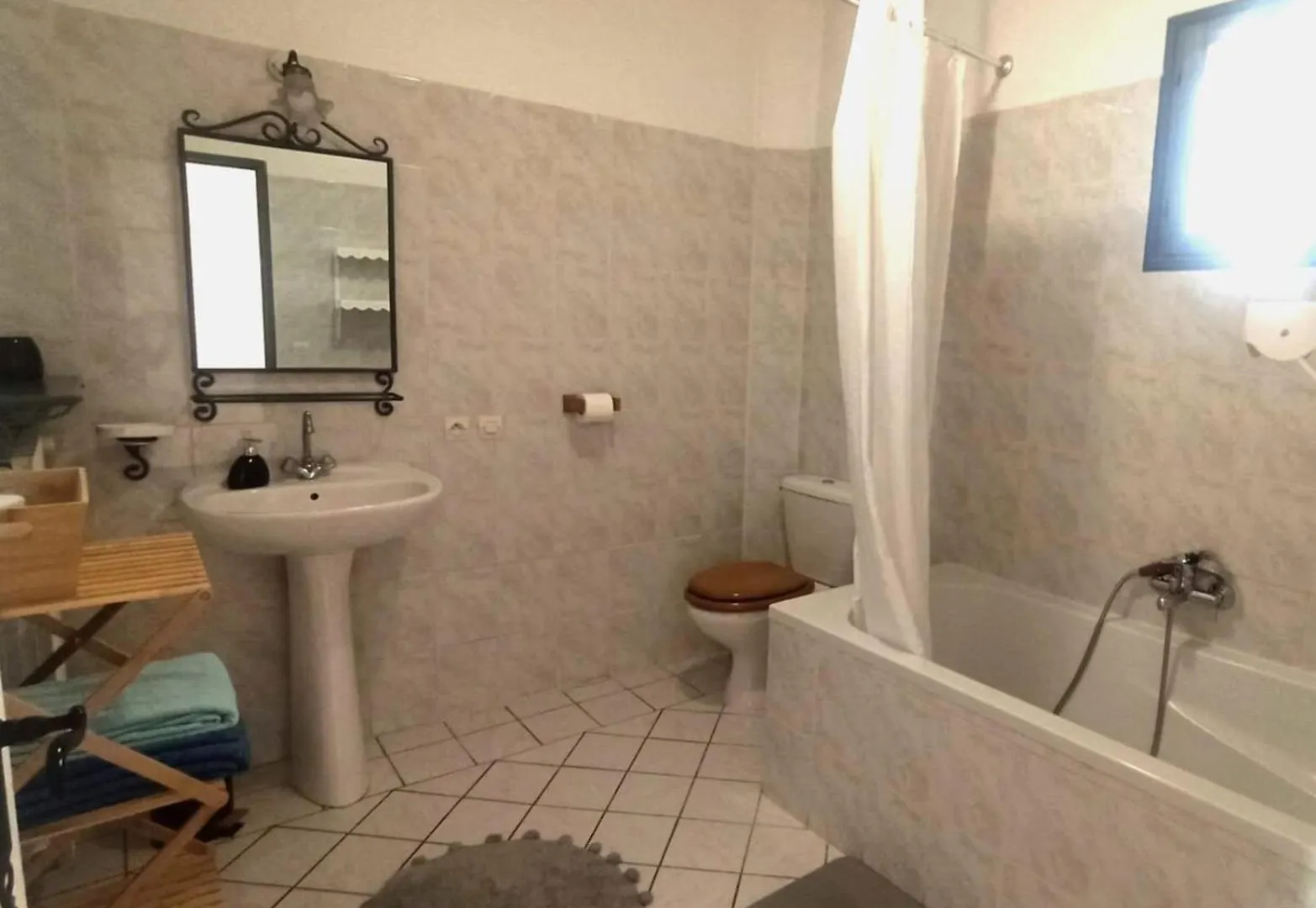 84B5 - Hibiscus Suite In An 18Th Century Provencal Farmhouse Althen-des-Paluds France